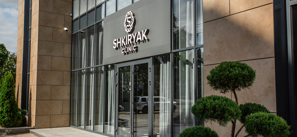 Фасад медичного центру Shkiryak Clinic у Києві на вулиці Набережно-Корчуватська, 29 — сучасна нейрохірургія та онкологія